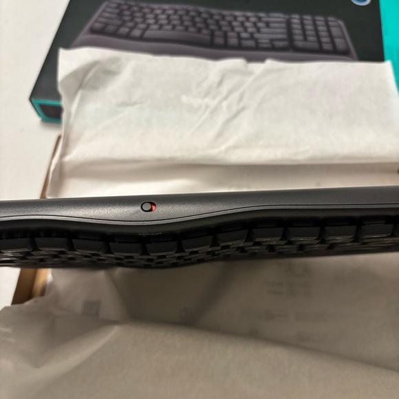 Logitech Wave Keys Bluetooth Keyboard - Picture 4 of 11